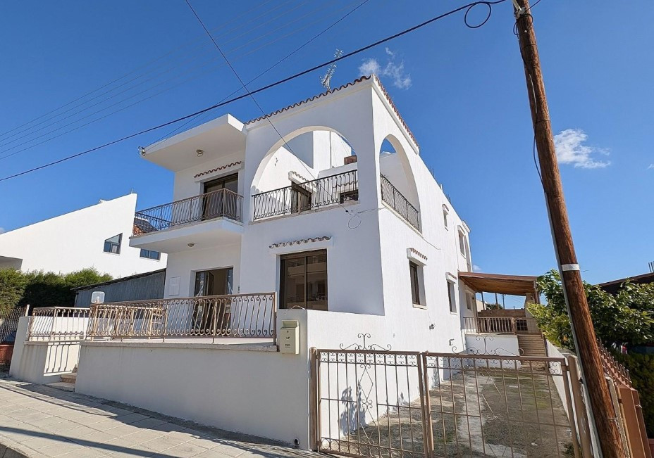 4 Bedrooms House / Villa in Agios Athanasios, Limassol