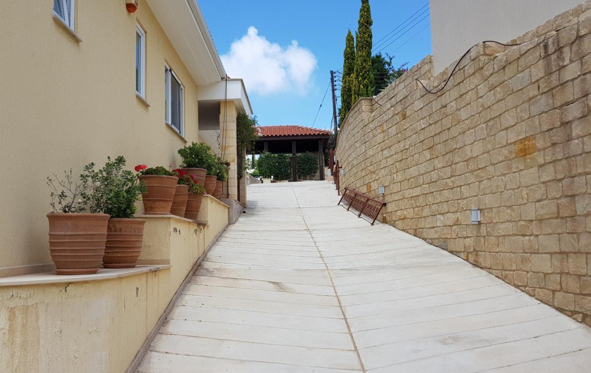 5 Bedrooms House / Villa in Kamares, Paphos