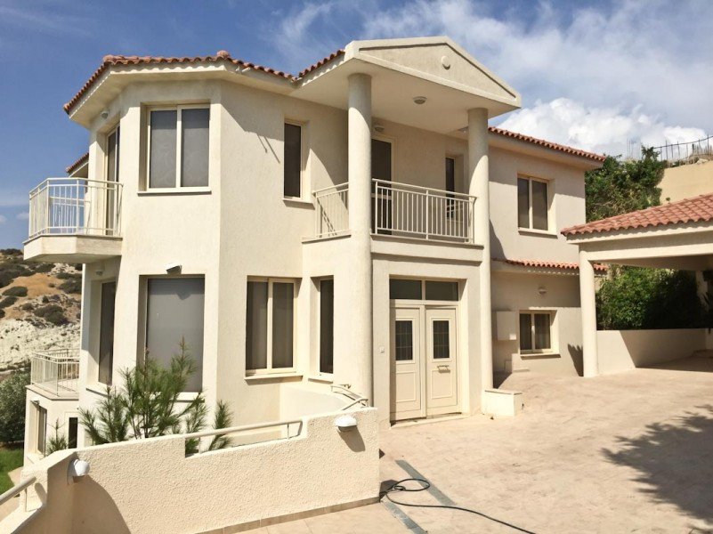 4 Bedrooms House / Villa in Agios Tychonas, Limassol