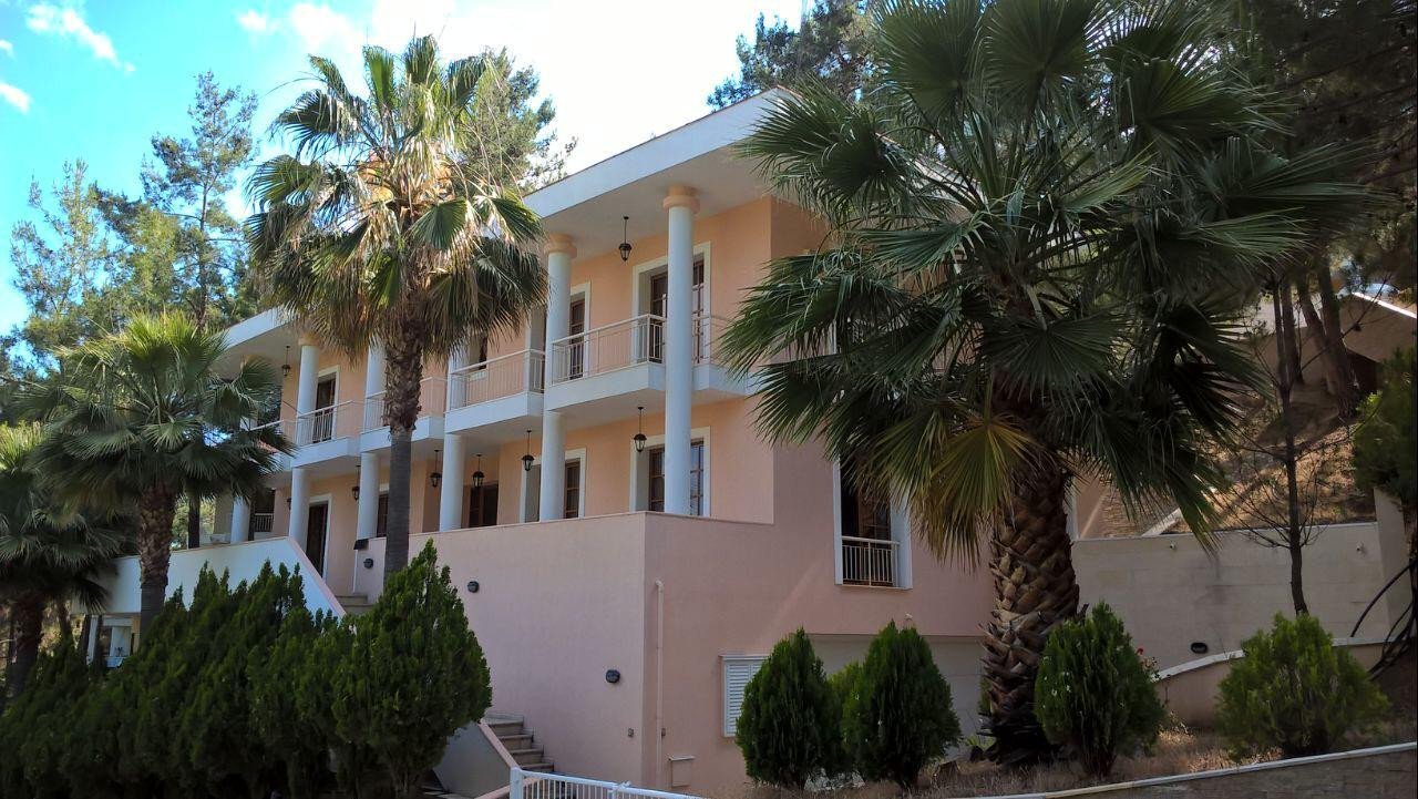 5 Bedrooms House / Villa in Moniatis, Limassol