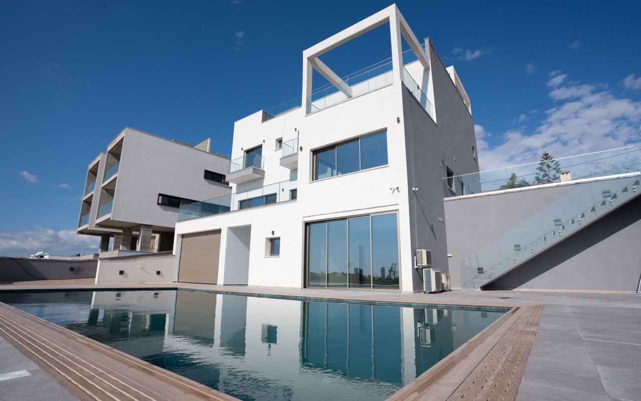 6 Bedrooms House / Villa in Green Area, Limassol