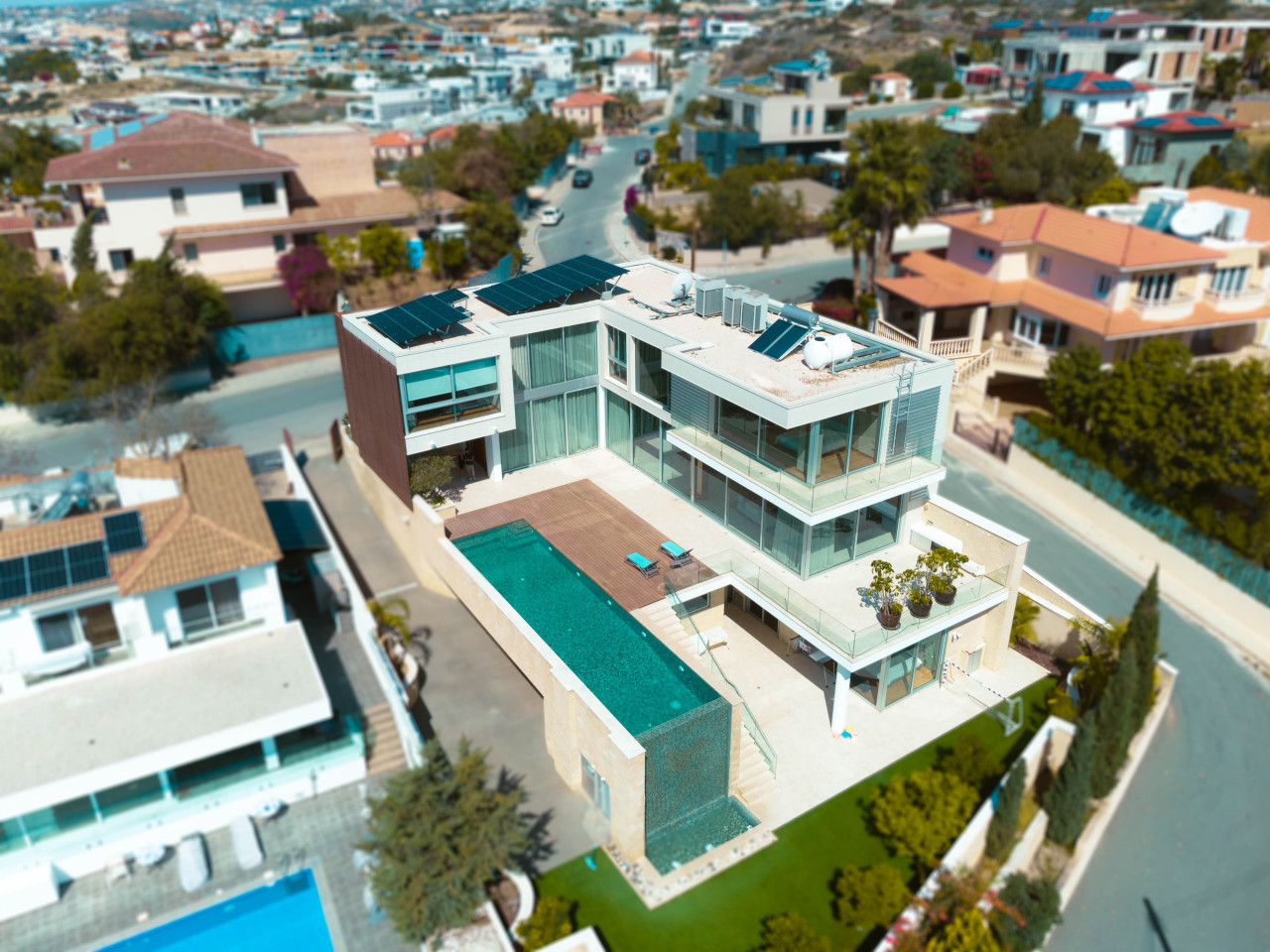 6 Bedrooms House / Villa in Green Area, Limassol