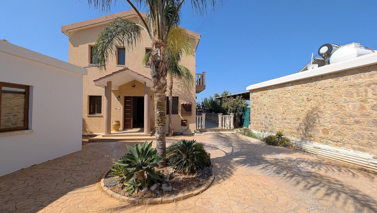 6 Bedrooms House / Villa in Konia, Paphos